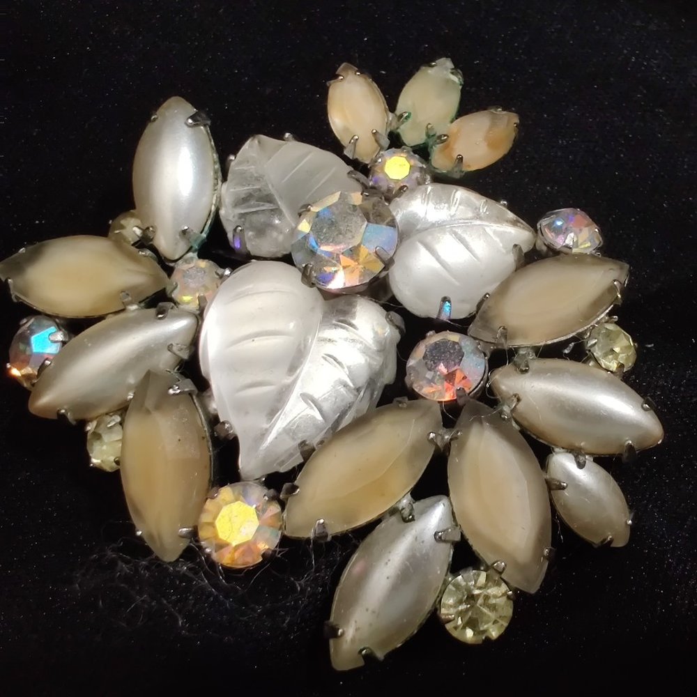 Vintage Molded Leaf White Cream Brooch